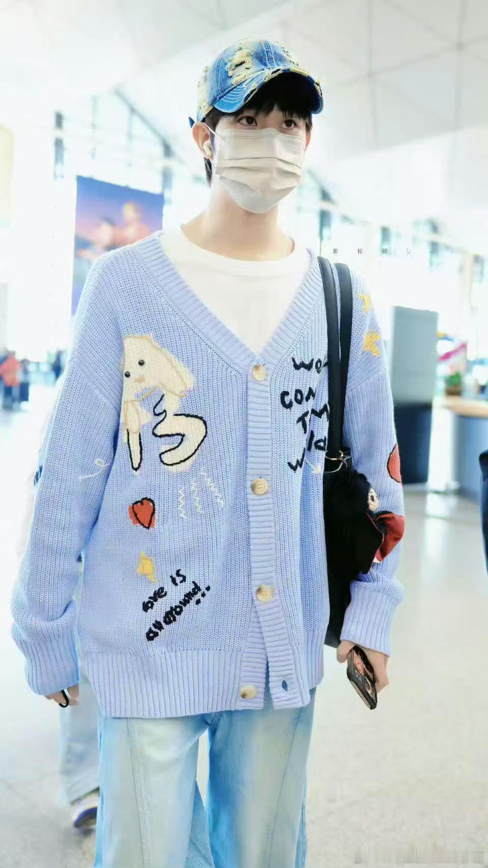 田嘉瑞蓝色毛衣开衫 ​​​蓝莓小蛋糕上线～田嘉瑞今天的穿搭好可爱！！！ ​​​