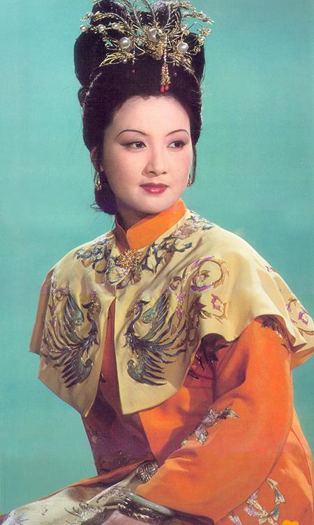 当年，邓婕踏入《红楼梦》剧组时，制片主任在火车站大声呼喊:“邓婕！谁是邓婕？”然