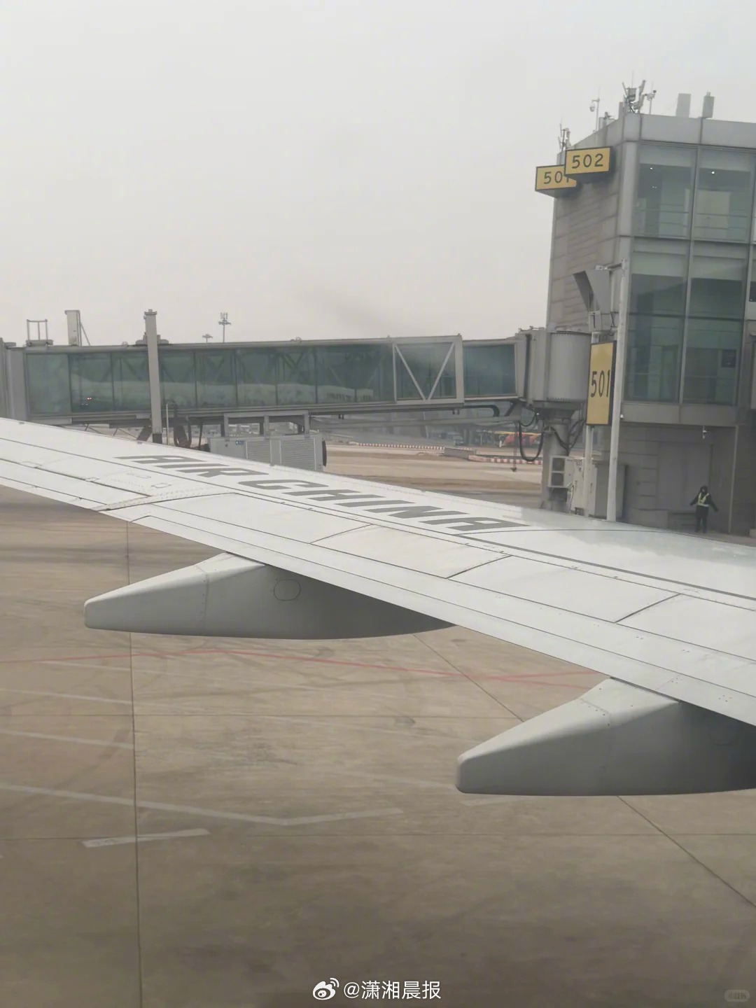 弦子发文称落地北京了【弦子称回到祖国啦】3月4日，弦子发文报平安：亲们，我们刚刚