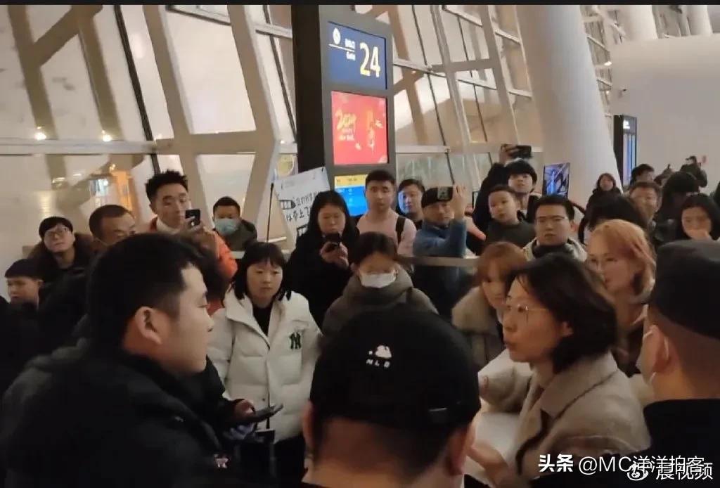 #乘客称在天河机场被关飞机6小时呼吸困难#近日，多位网友在网上吐槽称，在武汉天河