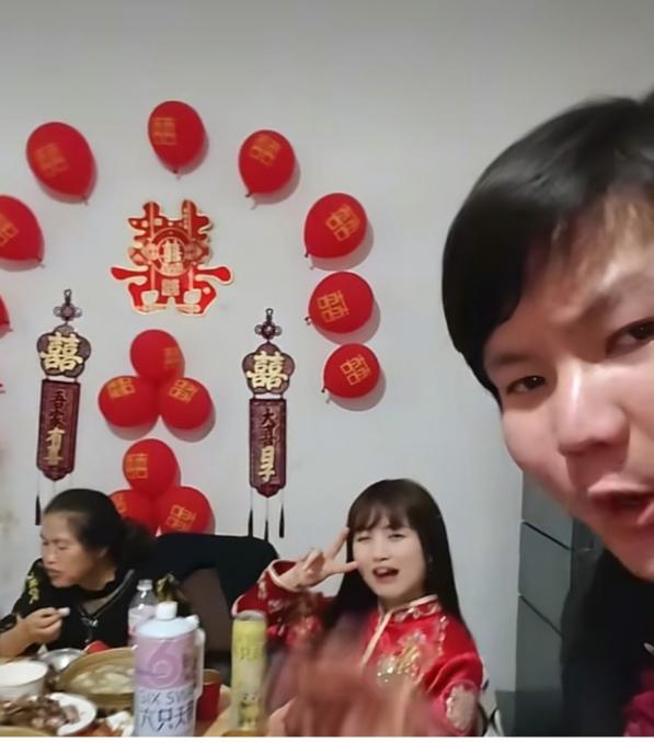 村里有个小伙结婚了，没有请亲朋好友，就两家人坐在一起，吃了一顿饭，花了不到300