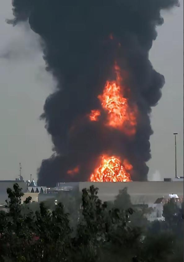 迪拜完了，机场被炸成这样。40年的建设14天结束。

第一反应是不敢相信。这座连