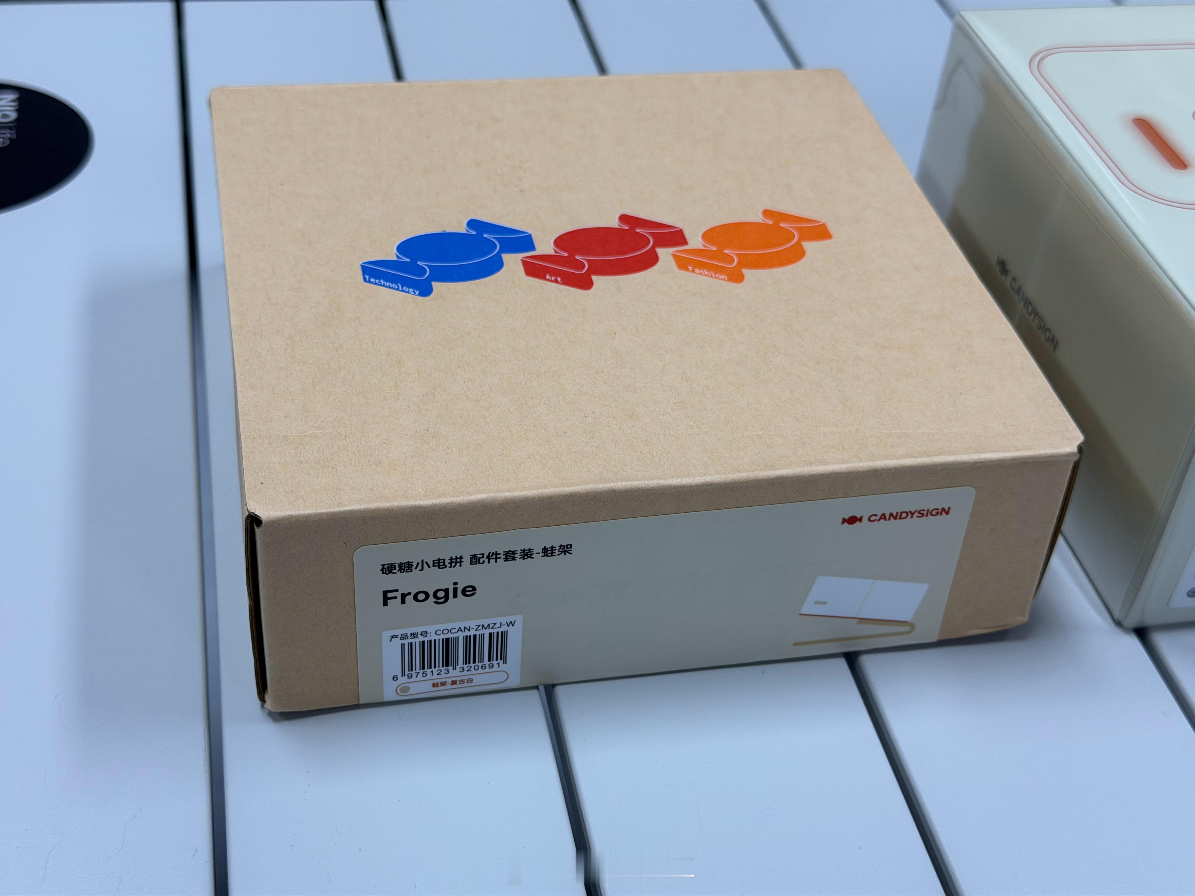 给桌面搞组颜值很高的充电配件，来自广州本土CANDYSIGN制糖工厂家的插座，充