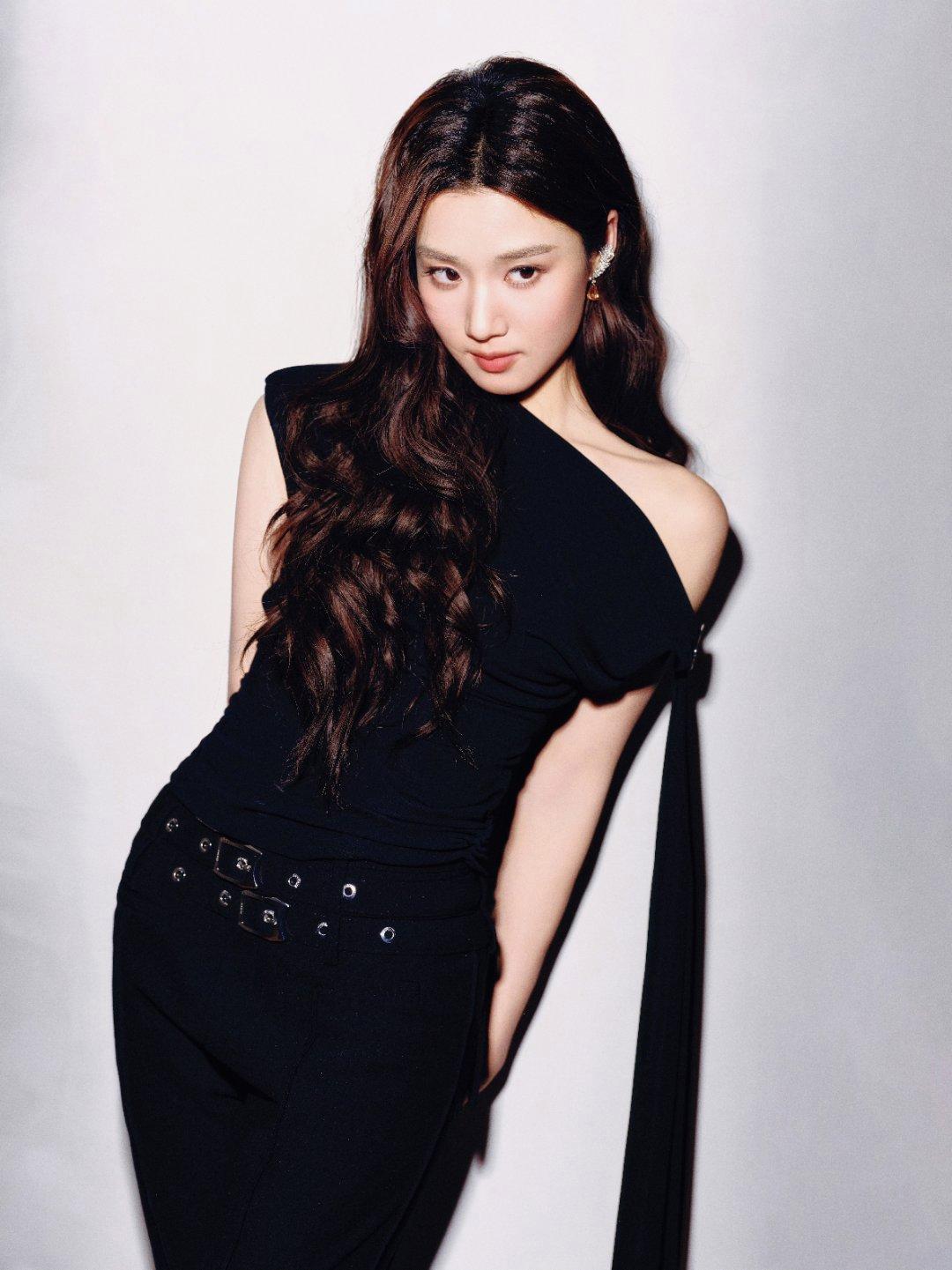 卢昱晓的黑色造型杀疯了！
斜肩黑裙+金属扣设计，露肩剪裁刚好衬出肩颈线条，再搭钻