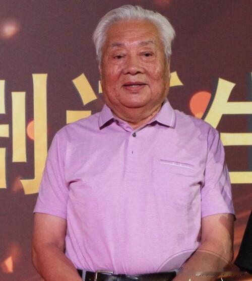 80年代，朱广龙曾跟六小龄童搭档拍摄的《西游记》如来佛祖一角让他红极一时，也和闫