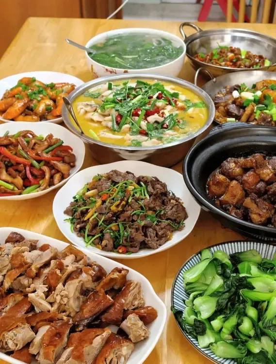 两个朋友约我吃饭，这两桌菜，你能看出来都是哪里的菜吗？