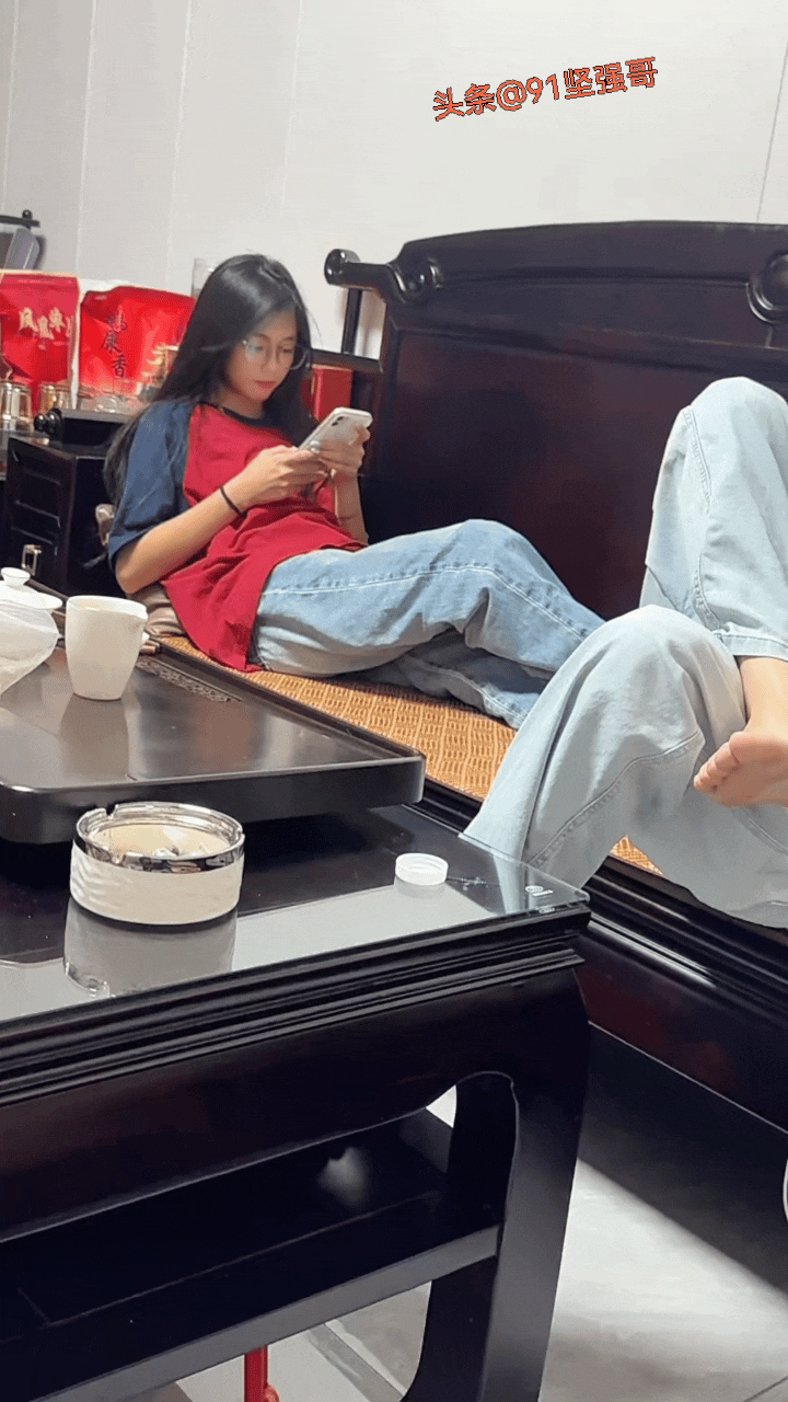 放暑假，让她出去玩又不放心，在家又天天玩手机……