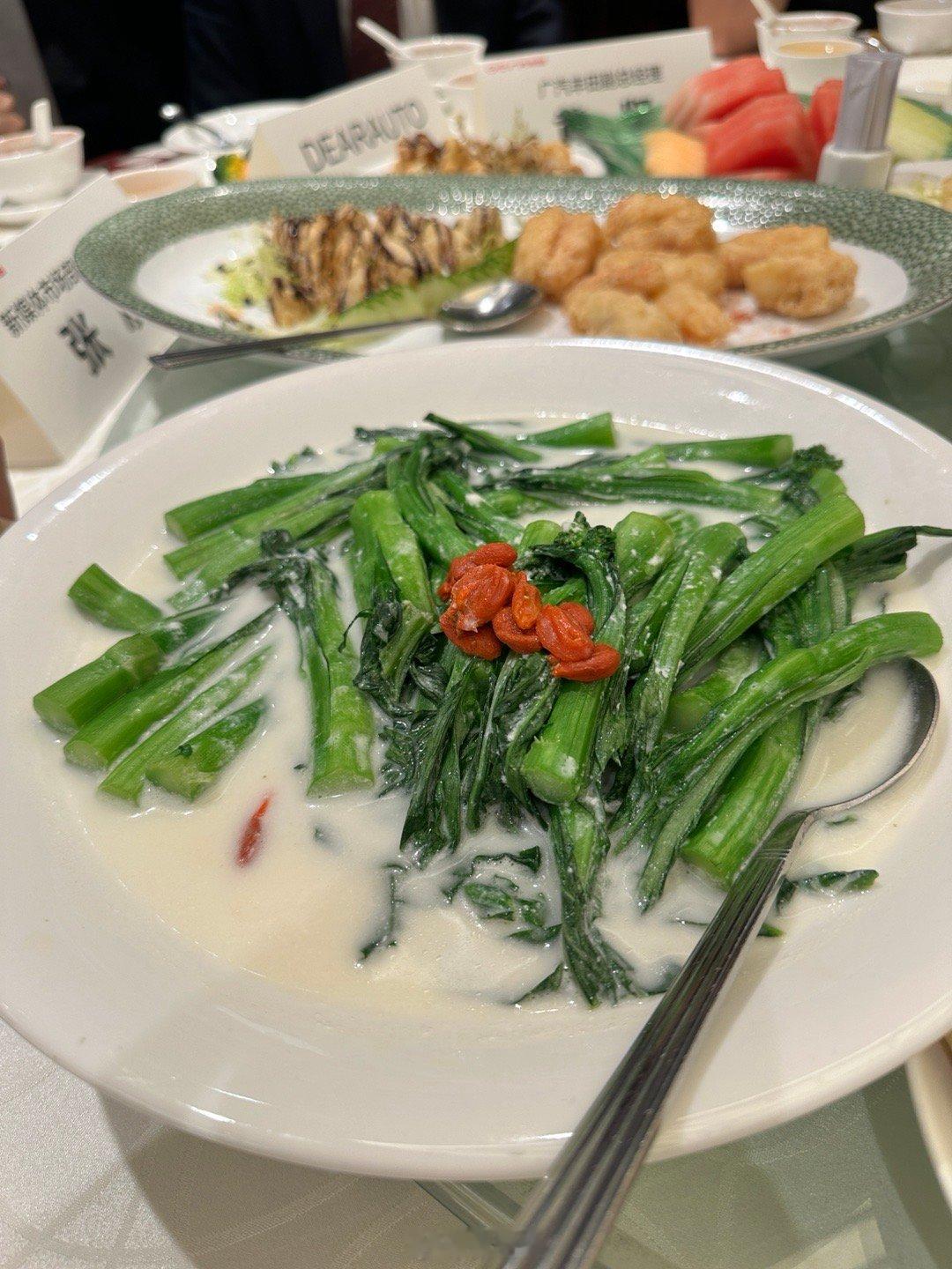 最近接触过的一大黑暗料理，杏仁糊浸菜心[裂开]吃完有点怀疑自己的味蕾…… ​​​