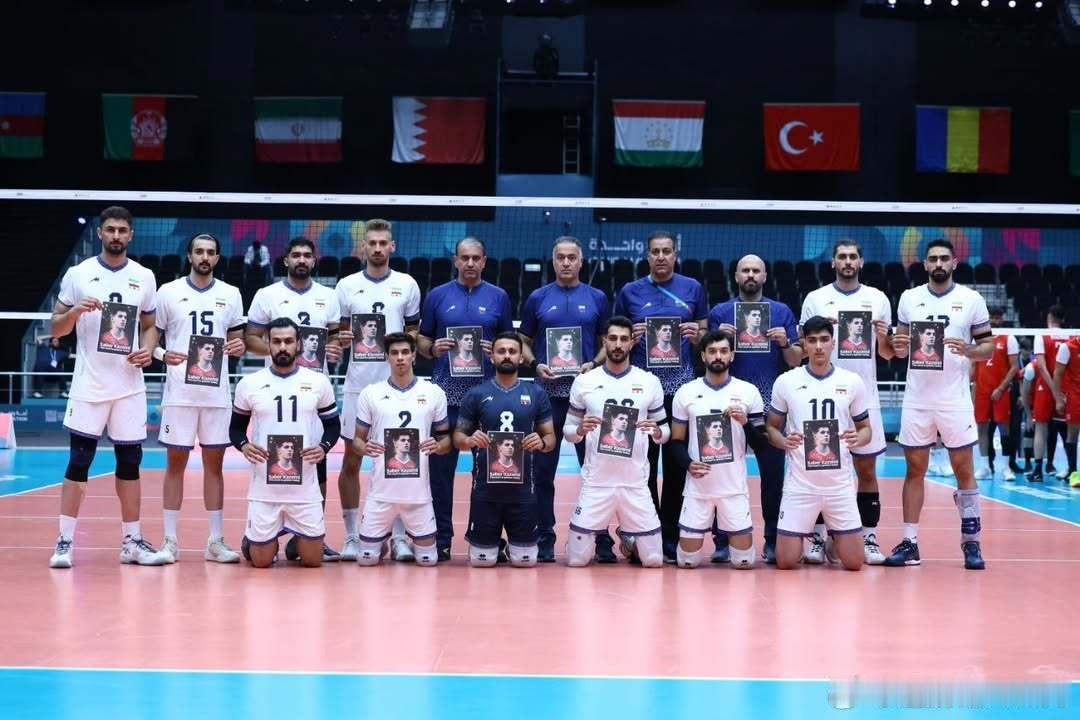 [白蜡烛] 正在参加伊斯兰团结运动会的伊朗男/女排手持卡泽米的照片、佩戴黑色臂章