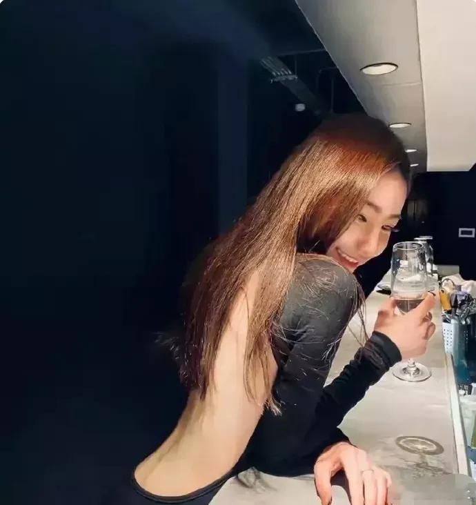 以前的马筱梅，御姐变成保守乖乖女看她和老公婆婆直播，也像一只小白兔一样温驯。 