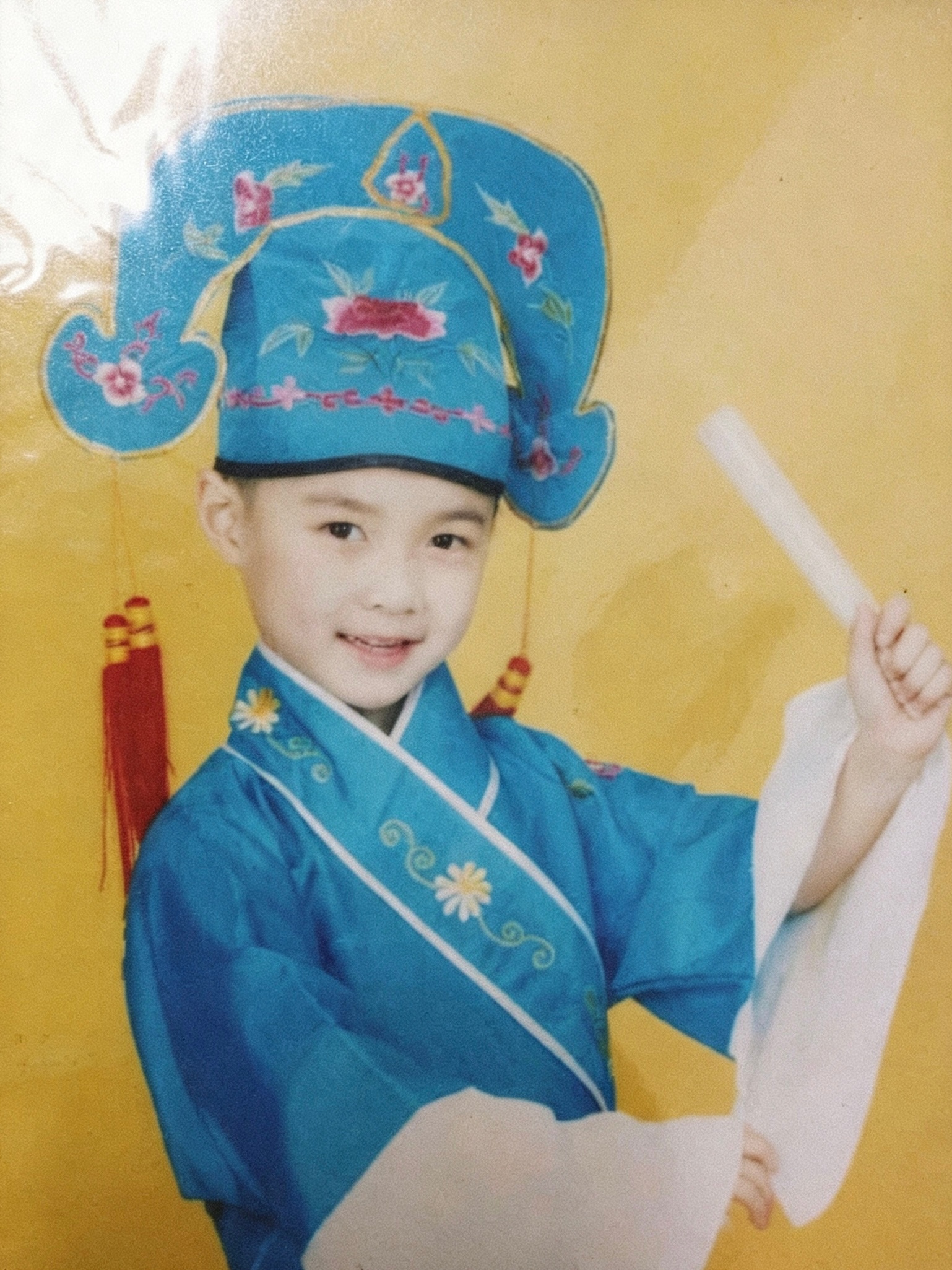 张艺兴考古日记 哦哟 居然有人没见过这张小艺兴小艺兴的艺术照真不少（轻微修复） 
