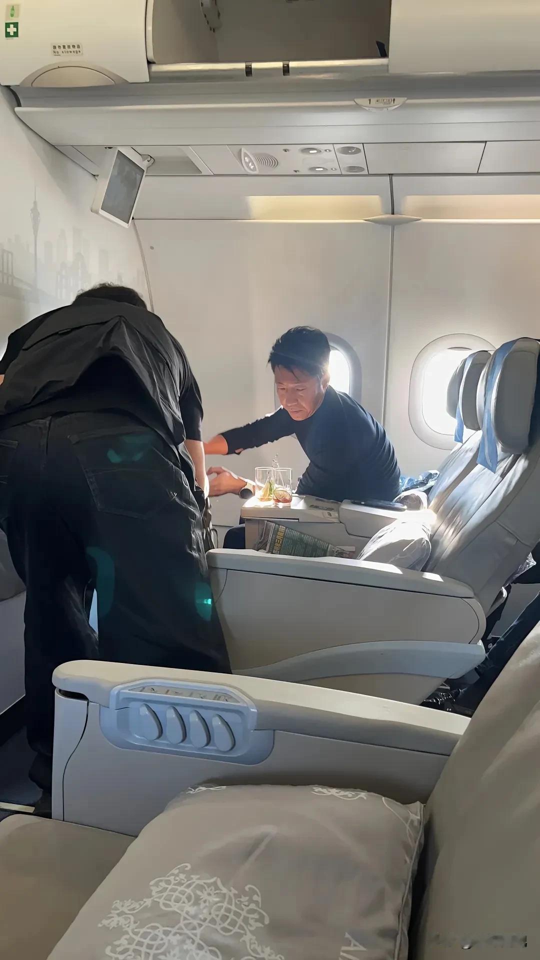 坐飞机大家猜我遇到了谁？[酷][憨笑]没好意思上前去要签名。[笑哭]