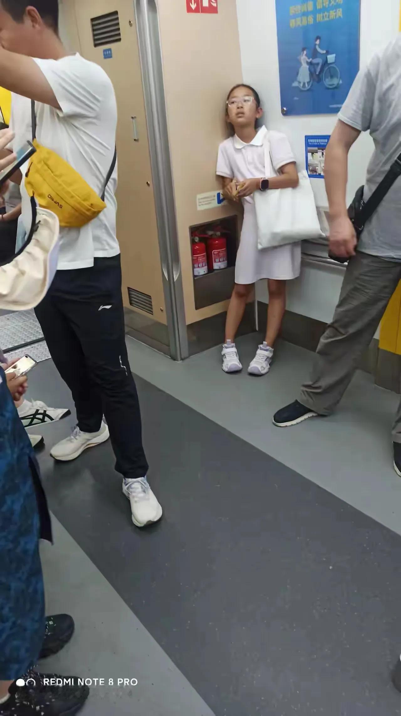 这个小女孩太热心了！近日，有网友透露在一趟地铁车厢里，由于每一站都有很多人上来，