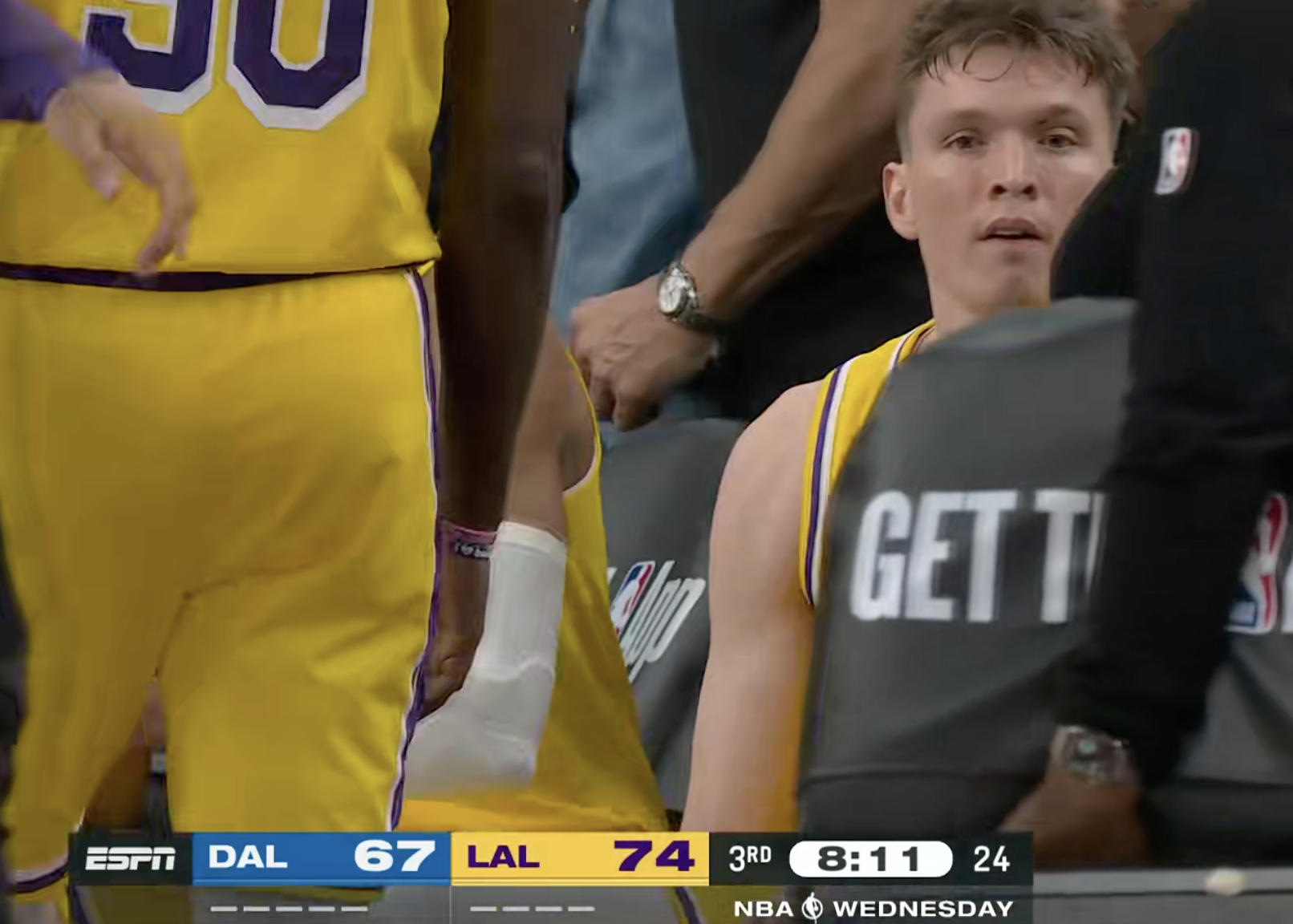 暂停，雷迪克对湖人的防守不太满意，只差7分了 ​​​