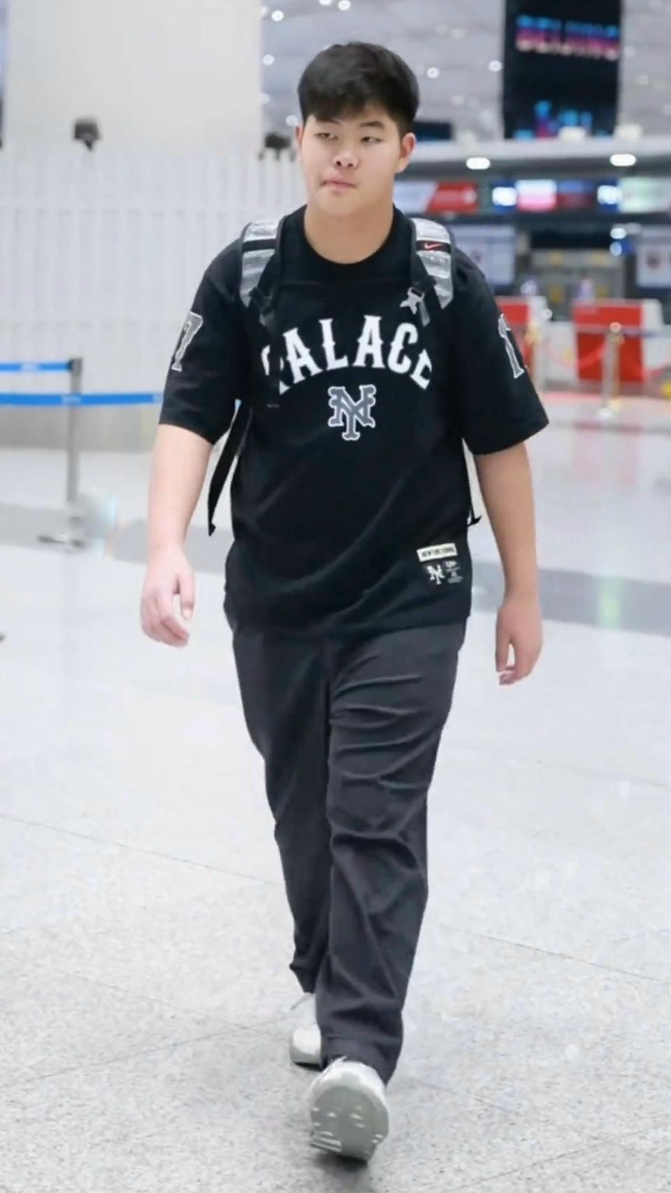 沙溢胡可送儿子去英国读书，安吉高大帅气，12岁小鱼儿长高到180 ​​​