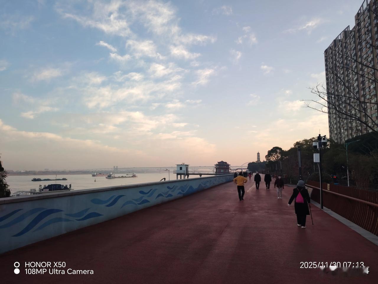 奋进江城共筑新篇11月30日长江岸边晨练“奋进江城共筑新篇”