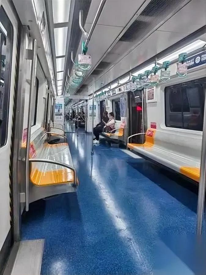 北京的年轻人，咋少了？

十年间20-34岁的小伙子小姑娘，

少了整整246万