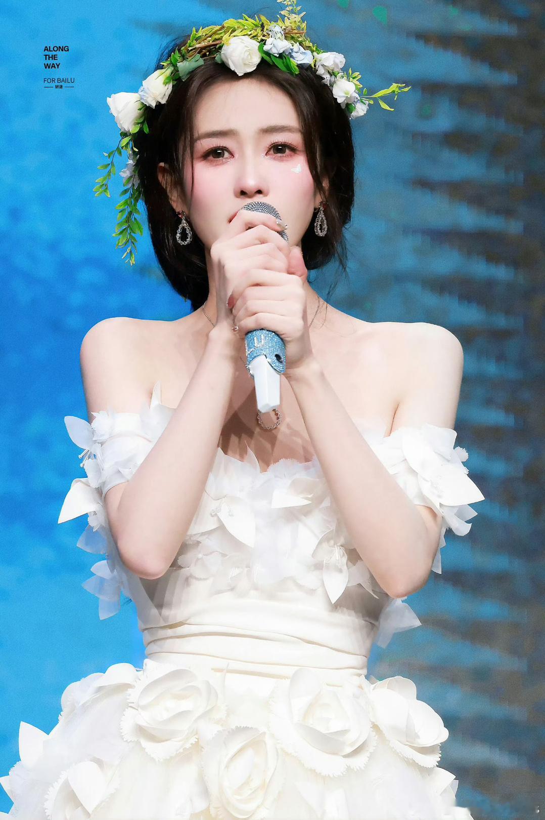 白鹿首唱会面对现场粉丝感性落泪，她真的是一个蛮真诚的小女孩，希望今后有更多的人发