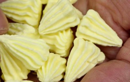 1952年，我国从前苏联引进了20克珍贵的蛔蒿种子，并把它们分成4份，在专人保护