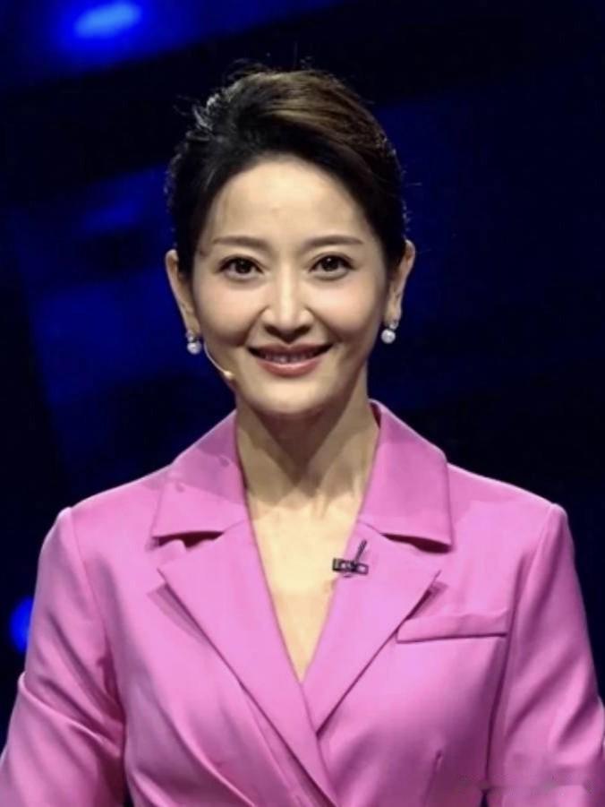 ✨

她们不仅颜值出众，更以专业与气质赢得观众喜爱——镜头前的从容微笑，舞台上的