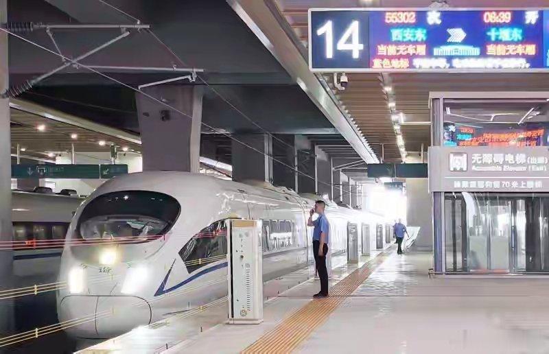 6月16日8时39分，55302次试验动车组从西安东站驶出，沿西十高铁正线开往十