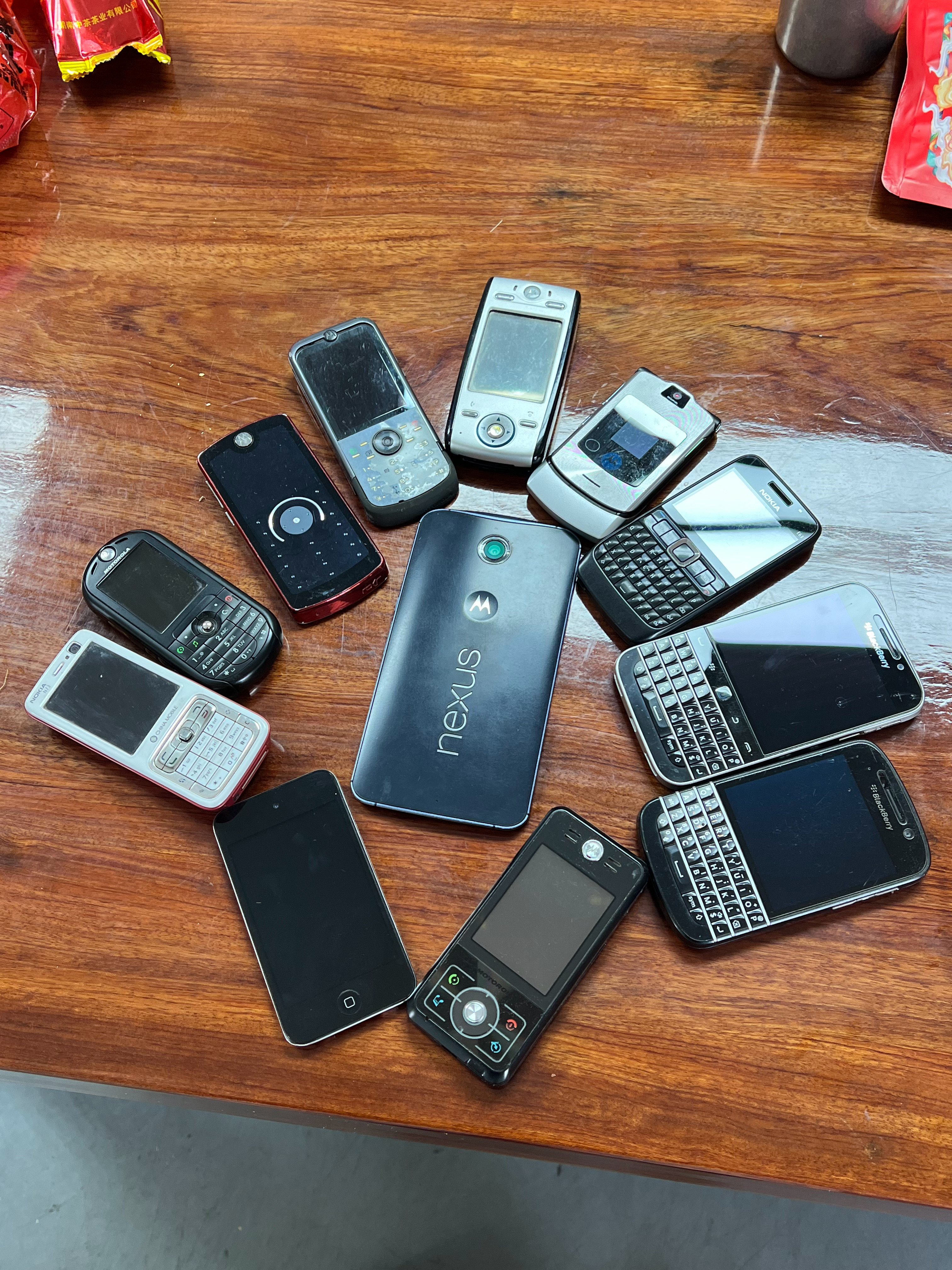 虽然但是摩托罗拉的手机设计感还是很在线的十年前的产品了真的顶哪怕iPhone a