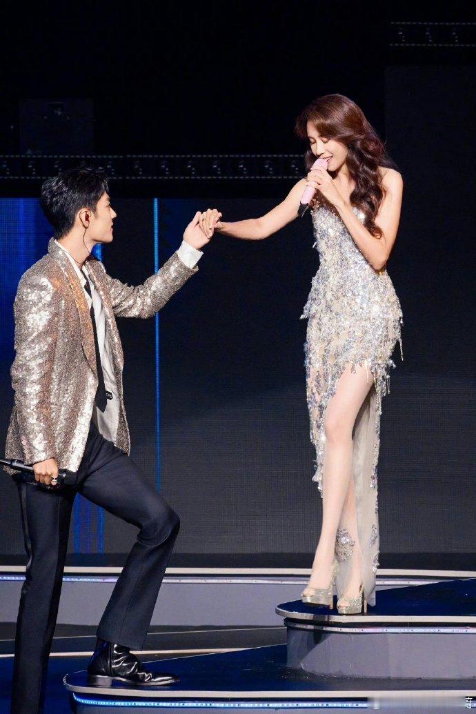 #莫文蔚晒与肖战合照#莫文蔚分享了和肖战《这世界有那么多人》的现场合照，这个舞台