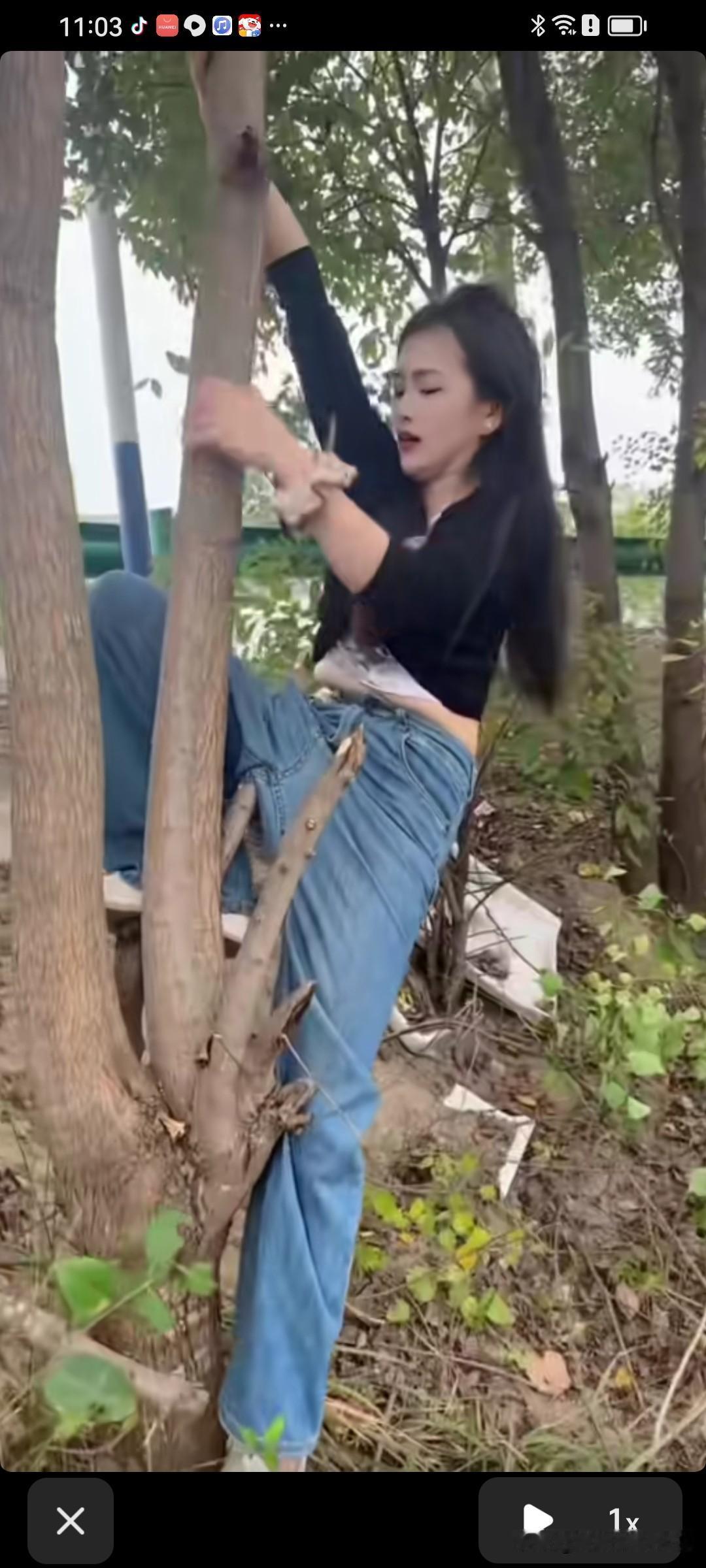 农村女孩自带野性。瞧，她闹笑话了！裤子被树杈勾住，进退两难，模样狼狈，只能眼巴巴