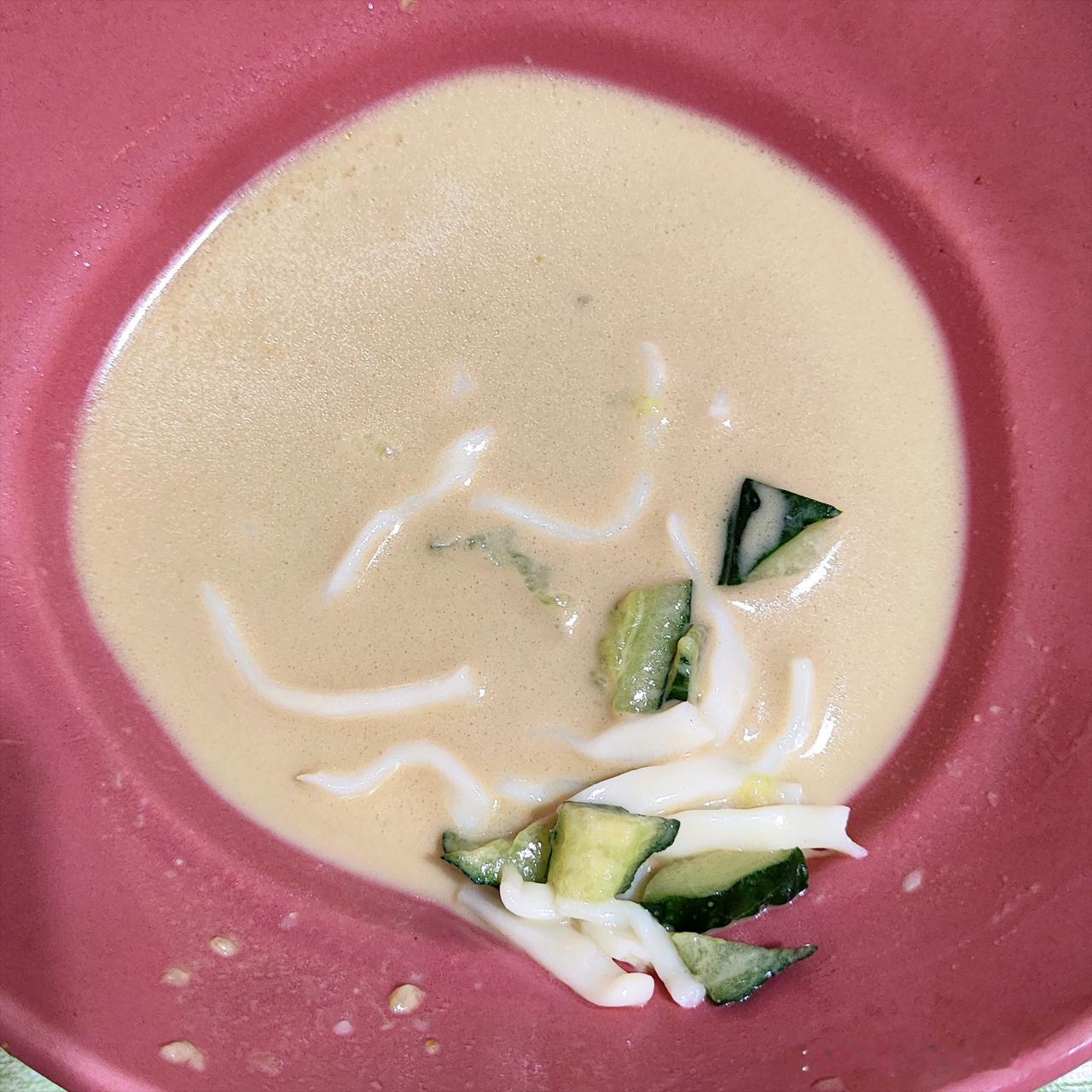 妈妈吃孩子的剩饭，原来是这种感觉呀，你会嫌弃孩子的剩饭吗？


01

晚上女儿