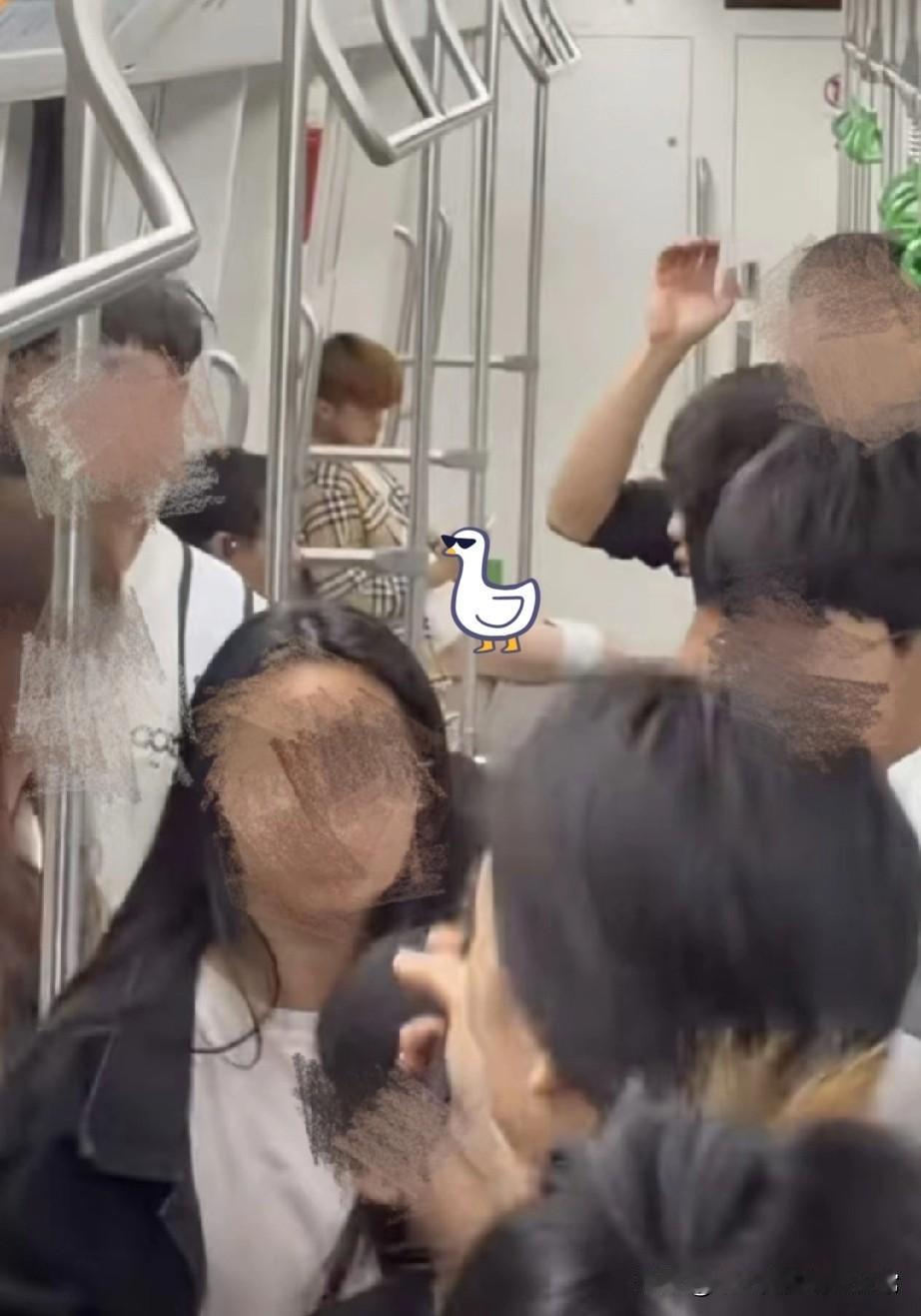 南宁地铁，到底是谁在背后撒钱!
 
今早刷到南宁地铁里的离谱场面，人挤人的车厢里