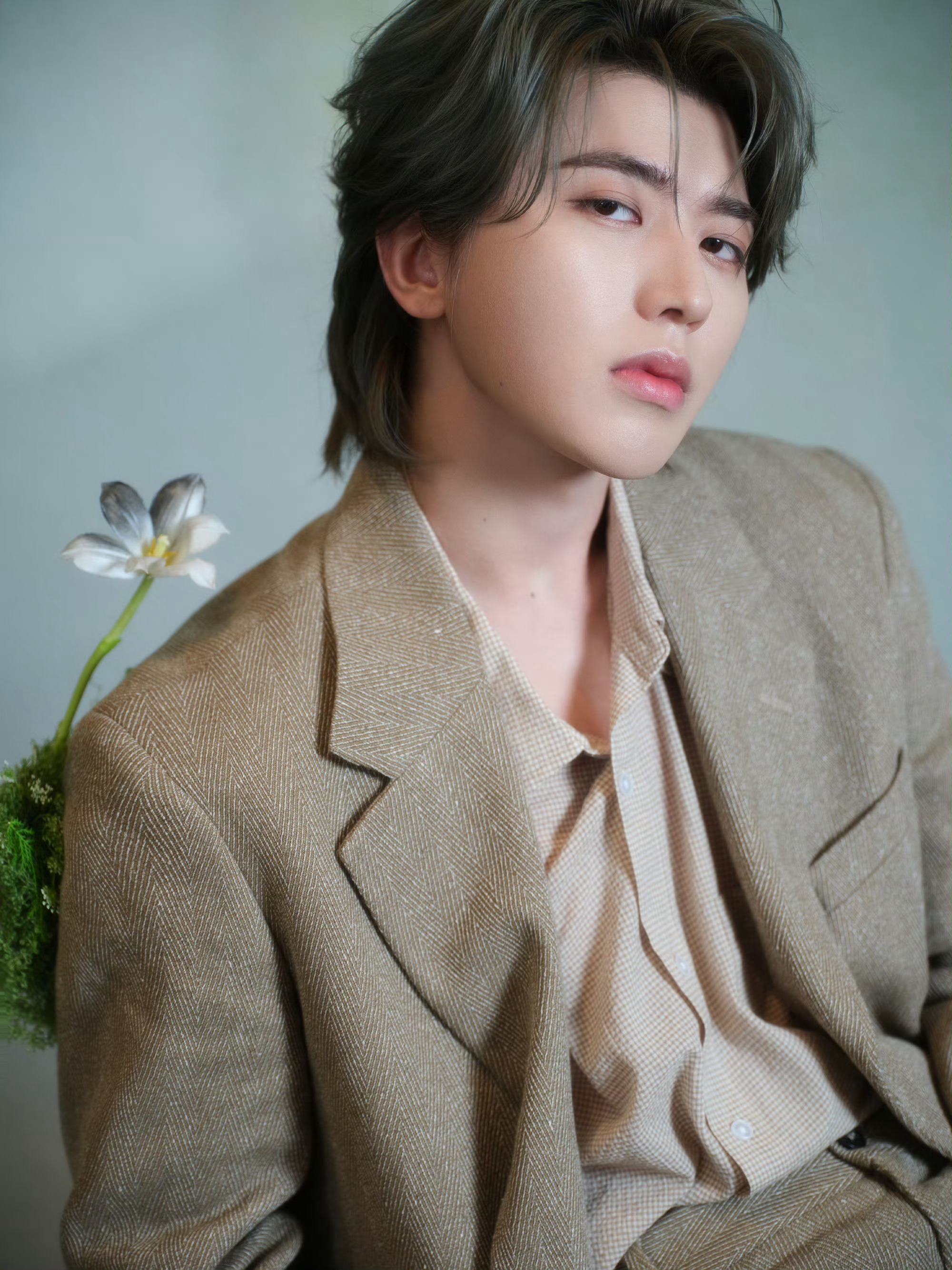 蔡徐坤祝情人节快乐来自KUN的情人节祝福准时送达，请查收帅照