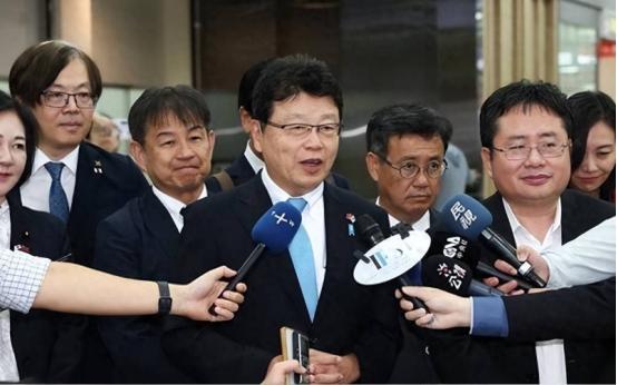越来越不装了！日媒捅出一条大新闻：9月8号到10号，7名日本国会议员凑了个跨党派