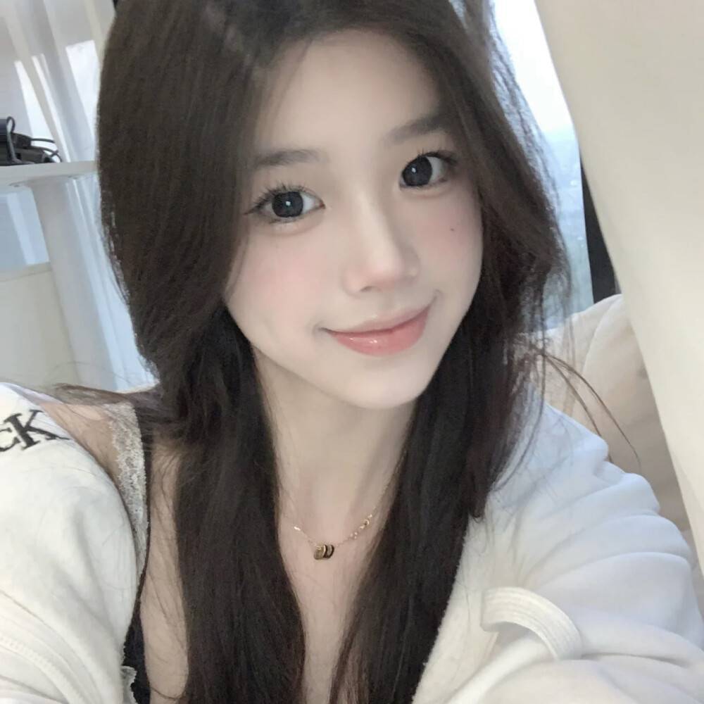 那路边昏暗的橘黄灯，是瞌睡的人那惺忪的眼。 