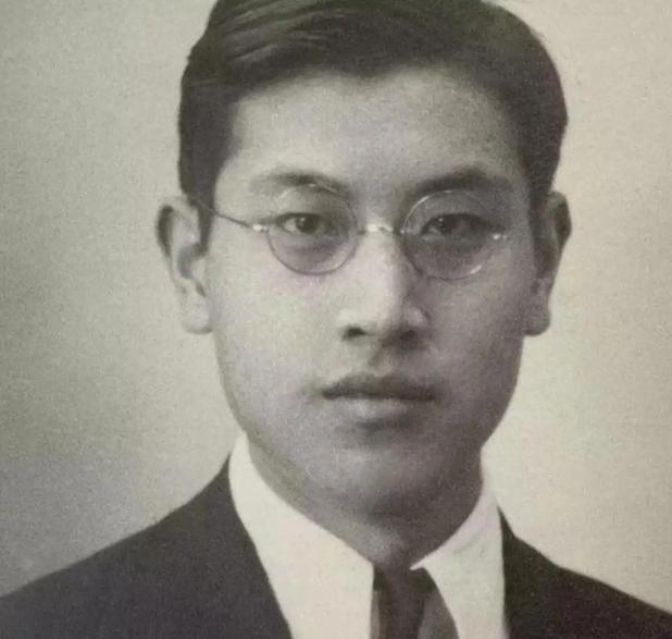 1928年，23岁的戴望舒向18岁的施绛年求婚，被无情拒绝。第二年，戴望舒站在楼