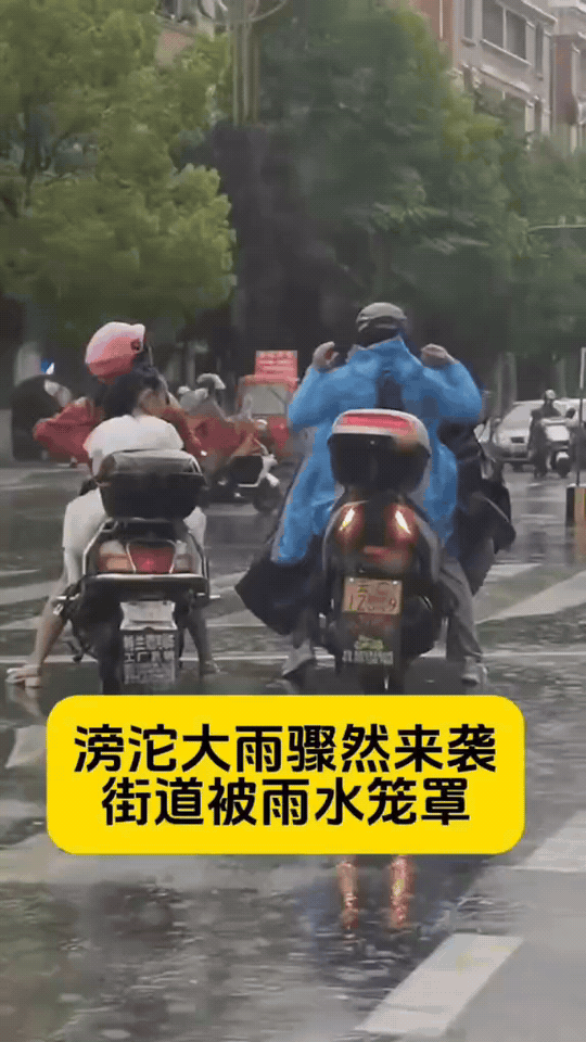 暴雨街头，她脱下雨衣给了陌生女孩
 
滂沱大雨骤然来袭，路口被雨水笼上一层薄雾。