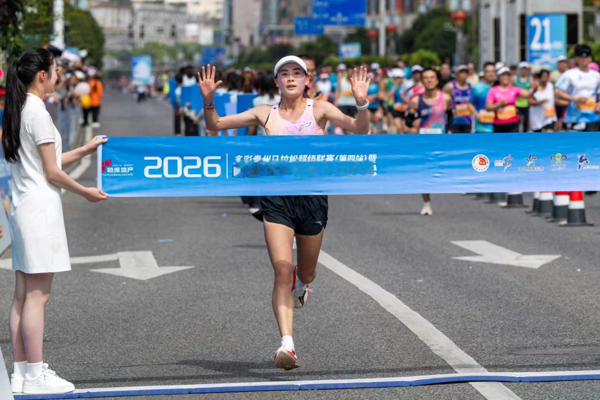 六盘水马拉松郭中瑞主场登顶 朱卿破赛会纪录▪️ 7月19日，六盘水马拉松举行，这