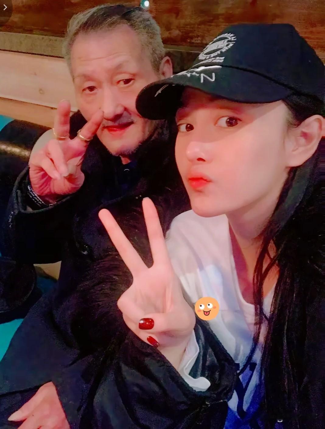 女明星张馨予出生那年，母亲20岁，父亲已经42岁了，因为与父亲年龄上的差距过大，