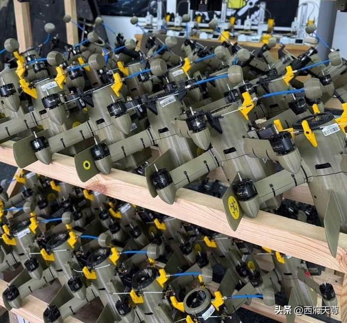 泽连斯基表示，乌克兰目前每日最多可生产2000架拦截无人机。他之所以透露出这个消