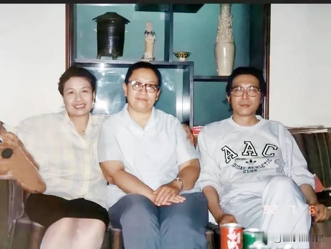 1992年，52岁的李讷（中）和51岁的陶斯亮（左）在一位画家的沙龙里又一次重逢