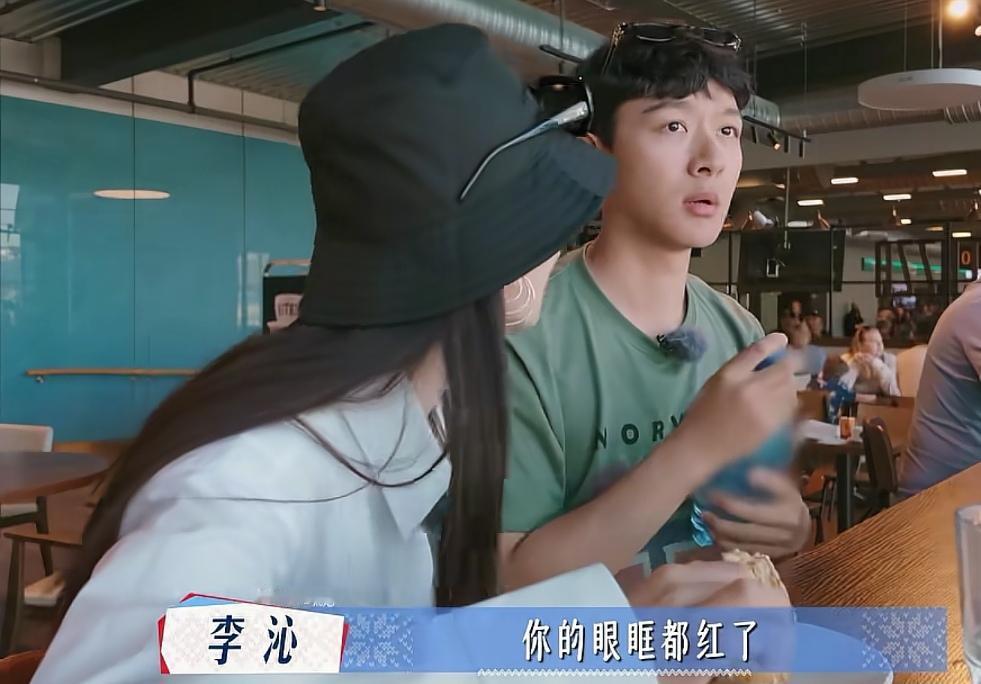 张晚意和李沁聊当导游时候很紧张，张晚意说当导游自己也能干！
李沁：“你说你当时内