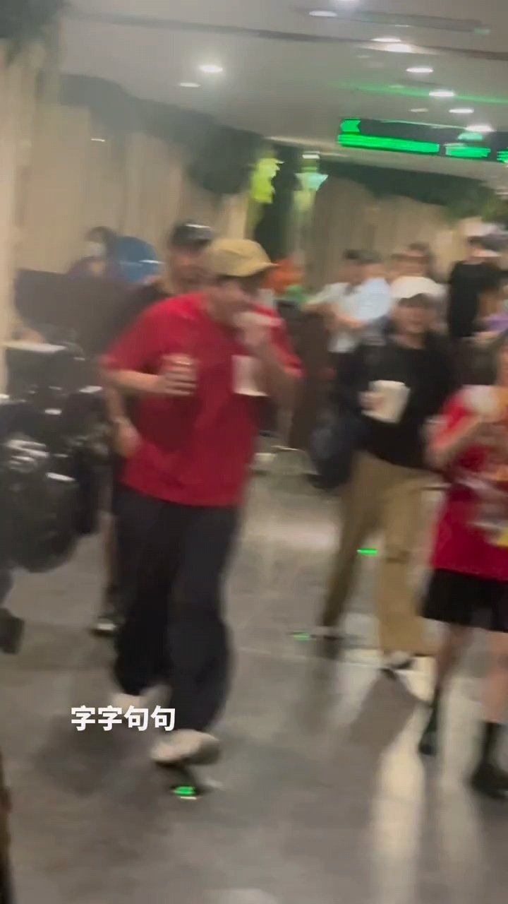 沈腾边走边吃汉堡沈腾再忙也别忘了好好吃饭沈腾边走边吃汉堡，再忙也别忘了好好吃饭 