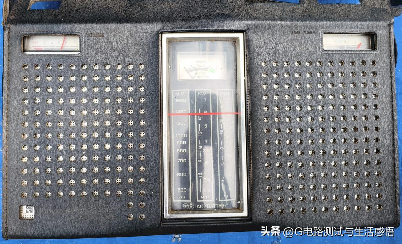 带原装皮套的松下老多波段晶体管收音机，三块表头，满满的年代质感。
地摊见到这台老