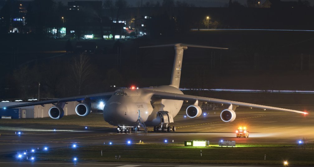 这个动作不容小觑！不久前，一架美国C-5M大型运输机降落在了沙特苏丹王子空军基地