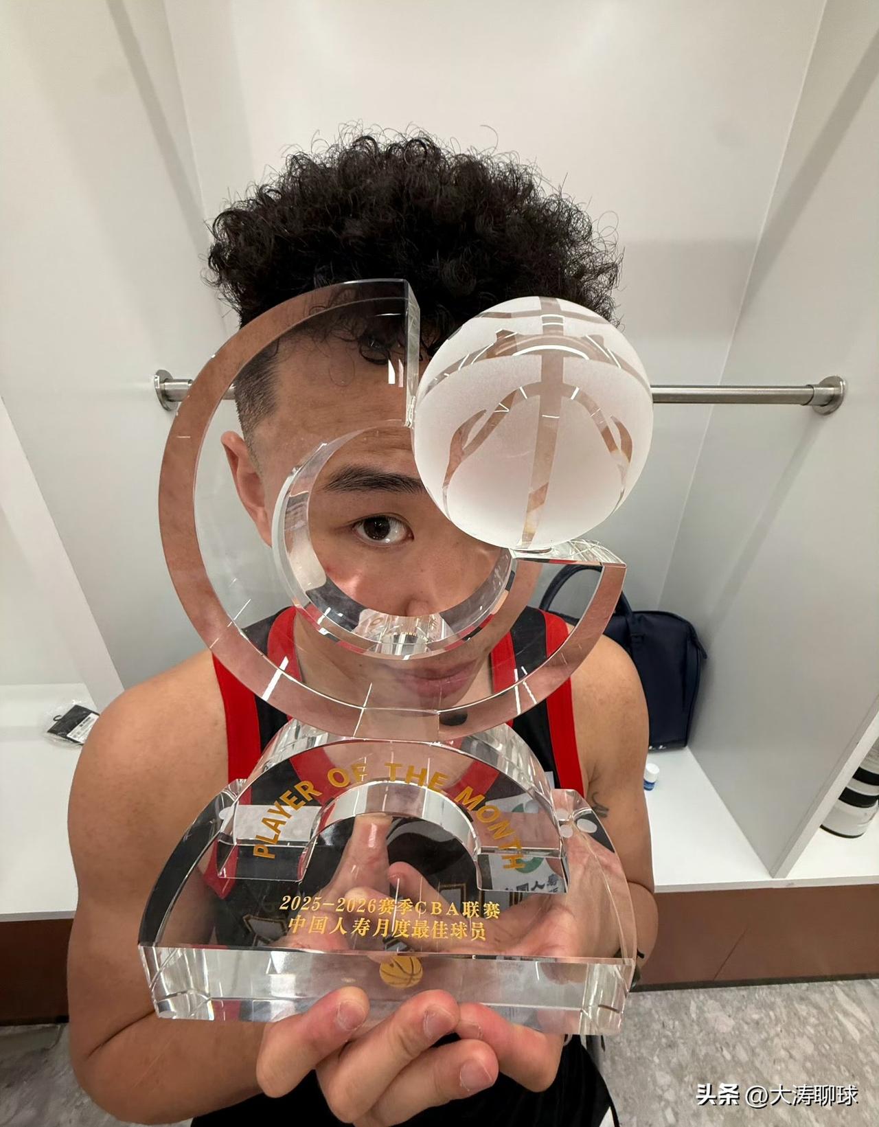 贺希宁真硬！全场15中13，三分球6中5，轰下31分4篮板2助攻，正负值20+全