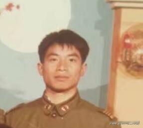 我当兵第四年，也就是1988年，正赶上全军恢复军衔制。因我担任过连队文书，后有调