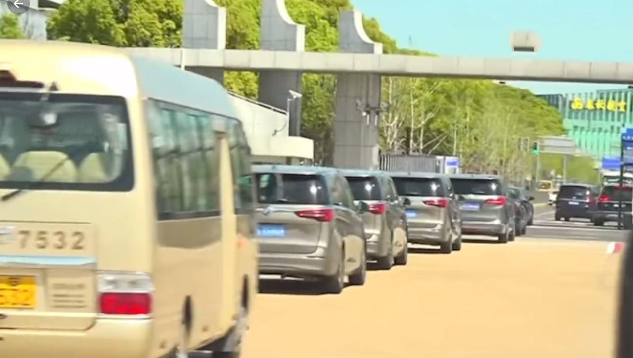 郑丽文“回家”！她与随行人员离开上海虹桥机场前往高铁站，随行记者跟拍记录，4月7