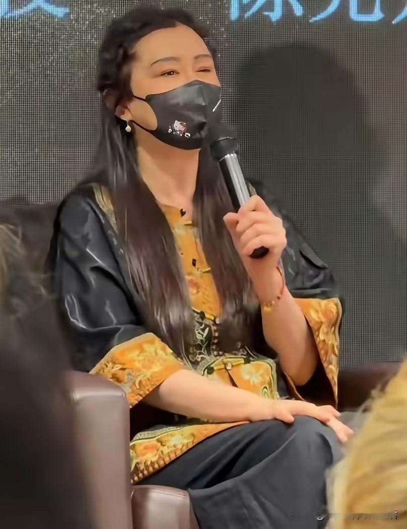 有的网友说王祖贤曾经出过车祸，所以容貌才变成现在这个样子。

不知道消息真假，反