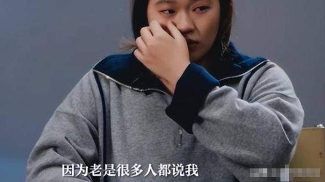 19 岁，本该是在领奖台、身披国旗享受万众欢呼的年纪，全红婵却被一群人，堵在了网