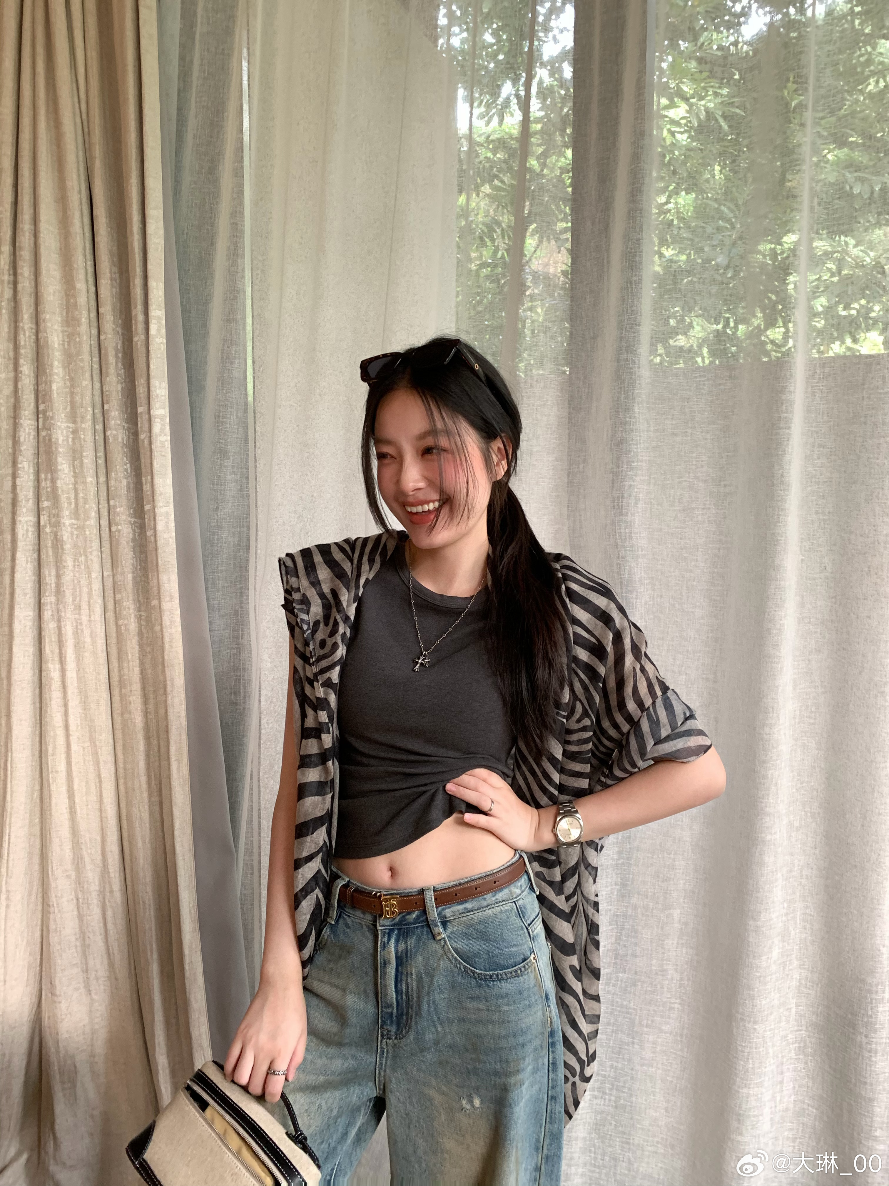 夏日基础百搭T做了四色 U领和圆领两个版本哦修身但不紧绷的剪裁把我们的身形修饰的