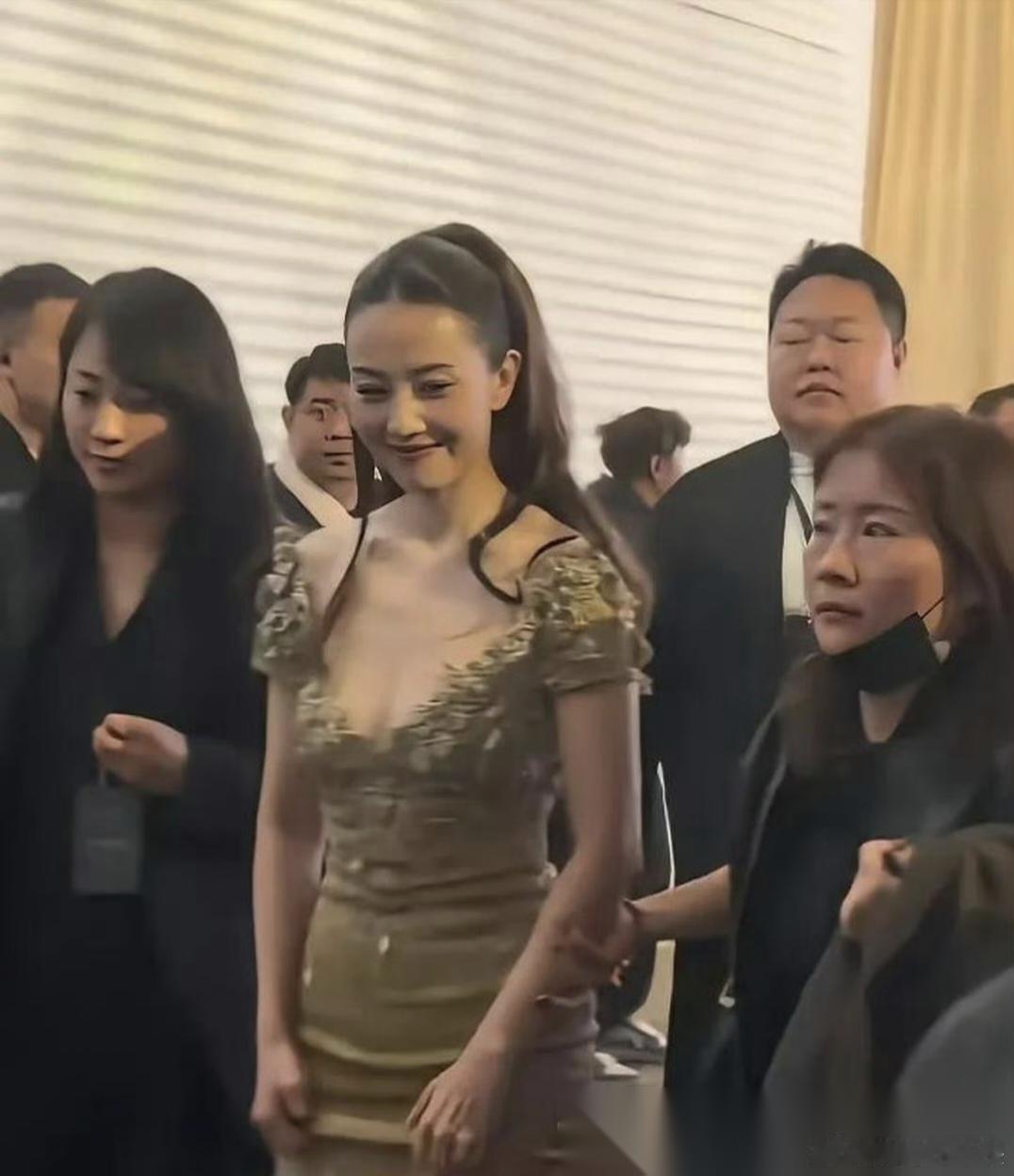 总感觉高圆圆不对劲， 她明明都已经46岁了， 腰腹赘肉，胸部下垂，体态发福，这些
